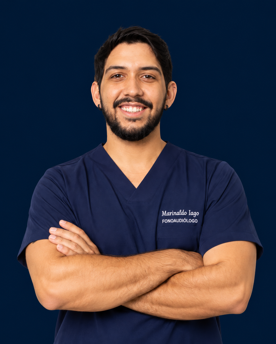 Marinaldo Iago, fonoaudiólogo, sorrindo e vestindo uniforme azul